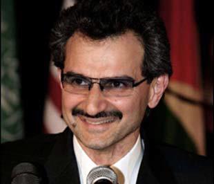 Alwaleed bin Talal sinh tháng 3/1955. Cha của ông là Hoàng tử Talala. Ông nội của ông là người sáng lập triều đình Saudi Arabia Abdul Aziz Al Saudi.