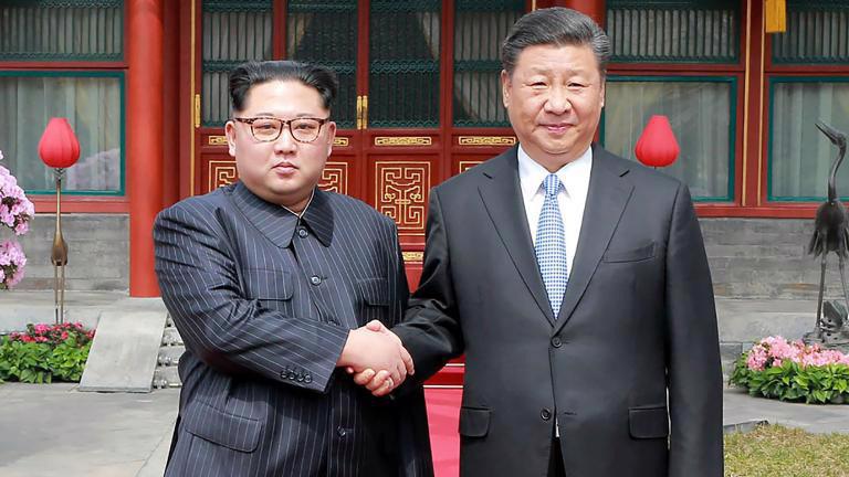 Lãnh đạo Triều Tiên Kim Jong Un (trái) có chuyến thăm tới Bắc Kinh vào tháng 3/2018 - Ảnh: Getty Images. 