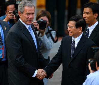 Tổng thống Mỹ G. Bush gặp Chủ tịch nước Nguyễn Minh Triết trong chuyến thăm Việt Nam, tháng 11/2006.