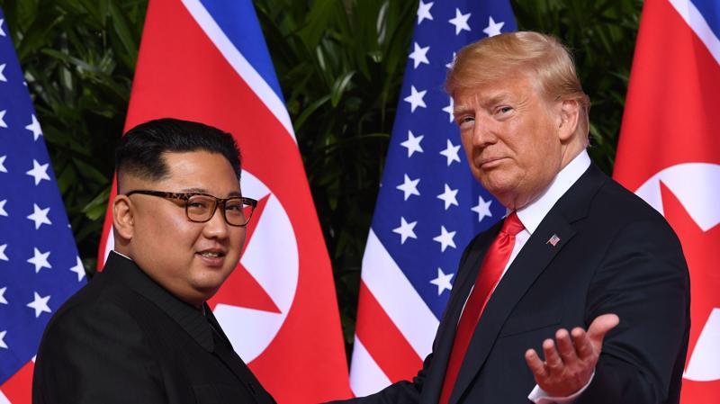 Tổng thống Mỹ và nhà lãnh đạo Triều Tiên Kim Jong Un chính thức gặp gỡ lần đầu tiên tại Singapore hồi tháng 6/2018, với thành quả lớn nhất là tuyên bố chung nhấn mạnh vấn đề phi hạt nhân hóa bán đảo Triều Tiên - Ảnh: AP.