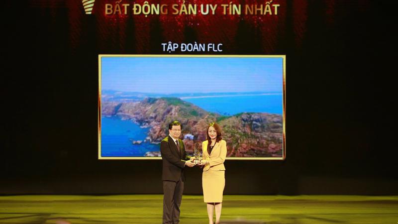 Phó chủ tịch Tập đoàn FLC - bà Hương Trần Kiều Dung nhận giải "Nhà phát triển bất động sản uy tín nhất".