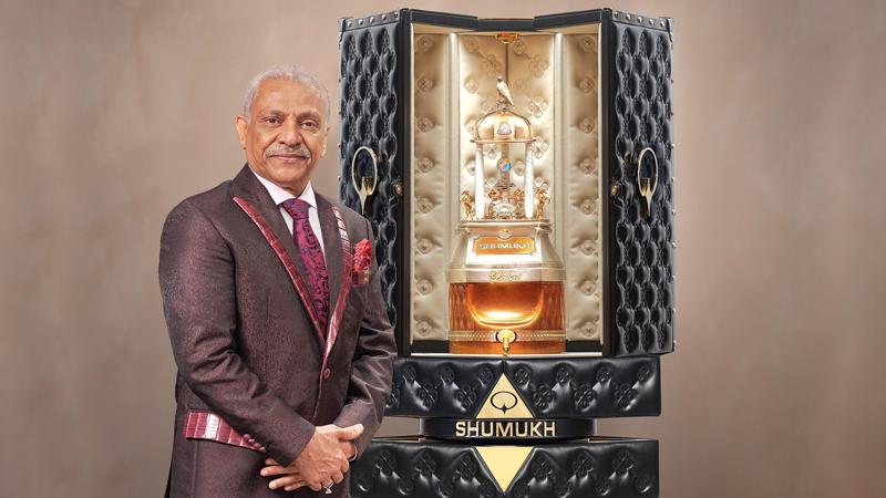 Asghar Adam Ali, người sáng lập, chủ tịch của Nabeel Perfumes Group đứng cạnh chai nước hoa Shumukh giá 1,295 triệu USD. 