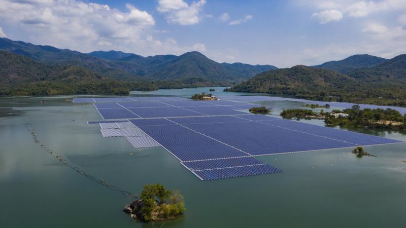 Hình ảnh minh họa cho các tấm pin mặt trời được lắp đặt trên hồ thủy điện Đa Mi - Ảnh: JICA.