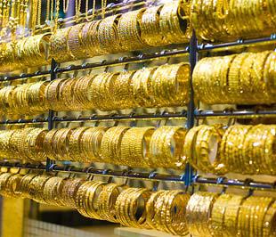 Phiên này, nhân tố khiến giá vàng đi xuống là sự lên giá nhẹ của đồng USD trước khi Ngân hàng Trung ương châu Âu (ECB) ra quyết định lãi suất đồng Euro trong ngày 4/11 này.