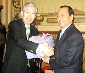 Bí thư Thành ủy Tp.HCM Lê Thanh Hải (bên phải) tặng quà lưu niệm cho ông Shigenobu Nagamori trong một chuyến công tác của ông năm 2006.