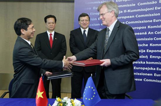 Lễ ký tắt Hiệp định PCA hồi tháng 10/2010 dưới sự chứng kiến của Thủ tướng Nguyễn Tấn Dũng và Chủ tịch Ủy ban châu Âu Jose Barroso.