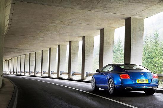 Continental GT Speed 2013 năng tăng tốc đến 100 km/giờ trong 4 giây và đạt tốc độ tối đa 328 km/giờ - Ảnh: Bentley.