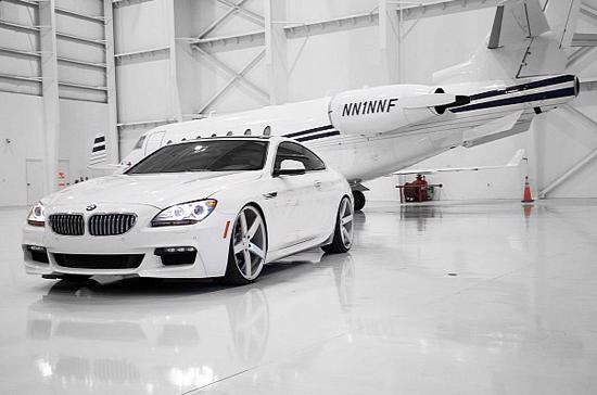BMW F12 650i độ "trắng thuần khiết" đọ dáng cùng máy bay - Ảnh: Vossen.