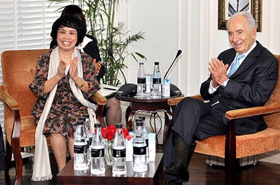 Bà Thái Hương trong lần tiếp đón Tổng thống Israel Shimon Peres (bên phải) đến thăm TH Group.
