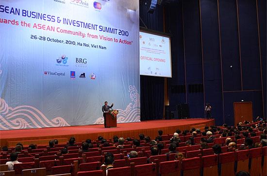 Hội nghị có sự tham dự của đại diện 10 nền kinh tế ASEAN và 7 đối tác lớn của khối, cùng hơn 500 doanh nghiệp