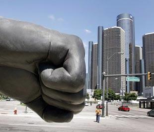 Bàn tay của một bức tượng gần trụ sở của GM tại thành phố Detroit, bang Michigan - Ảnh: Getty Images.