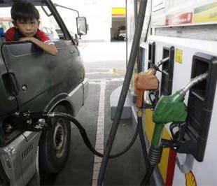 Giá nhiên liệu giảm là niềm vui đối với người tiêu dùng, nhưng lại là một biểu hiện cho thấy, kinh tế toàn cầu đang gặp khó - Ảnh: Reuters.