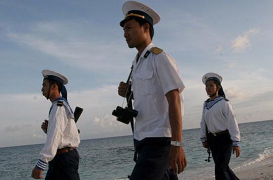 Hải quân Việt Nam trên quần đảo Trường Sa. Việt Nam phản đối mạnh mẽ và kiên quyết đấu tranh với các hoạt động vi phạm chủ quyền và lợi ích chính đáng trên biển của đất nước.