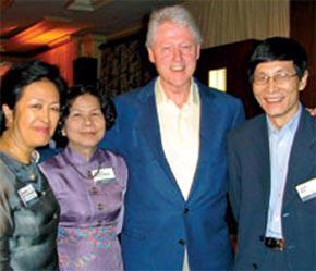 Bức ảnh Bill Clinton chụp chung với các đại biểu châu Á, từ trái sang: bà Tôn Nữ Thị Ninh, bà Kim Hạnh,  Levin Zhu, con trai cựu Thủ tướng Chu Dung Cơ.