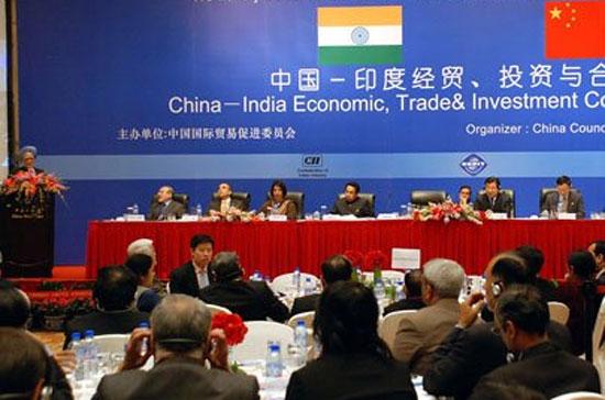 Ấn Độ và Trung Quốc - hai nước đông dân nhất thế giới - vừa là láng giềng, vừa hợp tác vừa cạnh tranh với nhau gay gắt. Trong ảnh: Thủ tướng Ấn Độ Manmohan Singh phát biểu tại hội nghị hợp tác kinh tế, đầu tư và thương mại Trung - Ấn.
