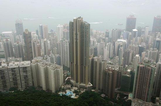 Tòa nhà chọc trời ở vị trí chính giữa khung hình là nơi có căn hộ được Handerson Land bán với giá kỷ lục, 439 triệu Đô la Hồng Kông - Ảnh: Reuters. 