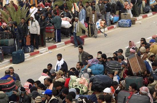 Dòng người nước ngoài tìm cách chạy khỏi Libya, tại một sân bay ở thành phố Djerba - Ảnh: Reuters.