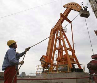 Một giàn khoan dầu của Petro China tại Trung Quốc. Nhu cầu dầu của nước này đang có dấu hiệu đi xuống - Ảnh: Reuters.