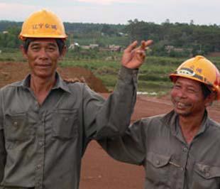 Số lao động trong khu mỏ đa phần là người Trung Quốc và một số ít công nhân Việt Nam quê ở Nghệ An và Thanh Hóa.