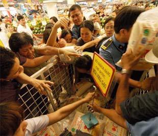 UBND Tp.HCM vừa quy định các cơ quan quản lý phải xử lý biến động giá trong vòng 24 giờ. Trong ảnh là cảnh người dân tranh nhau mua gạo ở một siêu thị tại Tp.HCM trong cơn sốt gạo hồi năm 2008 - Ảnh: Hữu Thắng.