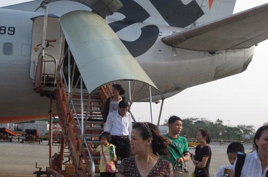 Hành khách của VN - A189 rời máy bay sau khi hạ cánh xuống sân bay Nội Bài.
