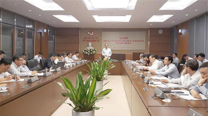Chủ nhiệm Uỷ ban Kinh tế Vũ Hồng Thanh chủ trì toạ đàm.