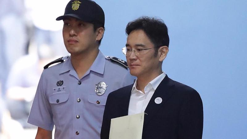 "Thái tử"  Samsung Lee Jae-yong bị bắt vào giữa tháng 2/2017 vì tội hối lộ. Đây là một trong những vụ việc gây chấn động bởi Samsung là chaebol lớn nhất tại Hàn Quốc- Ảnh: Bloomberg.