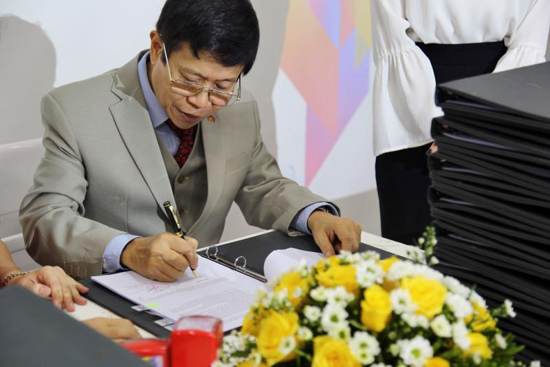 Tiến sĩ Mai Huy Tân trong một lần ký biên bản bàn giao 24 tòa Boutique Hotel Cocobay.