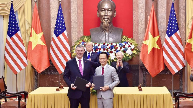 Ông Trịnh Văn Quyết, Chủ tịch Hội đồng Quản trị Tập đoàn FLC và ông Kevin McAllister, Chủ tịch kiêm Tổng giám đốc Tập đoàn Boeing thực hiện lễ ký kết.