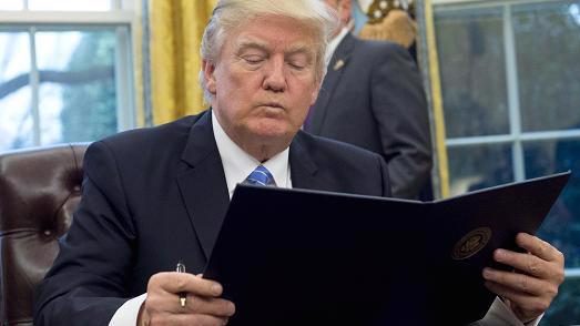Tổng thống Mỹ Donald Trump ký sắc lệnh rút Mỹ khỏi TPP tại Nhà Trắng hôm 23/1/2017 - Ảnh: Getty/CNBC.