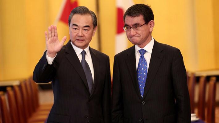Ngoại trưởng Trung Quốc Vương Nghị (trái) và Ngoại trưởng Nhật Bản Taro Kono tại Tokyo ngày 16/4 - Ảnh: Bloomberg.