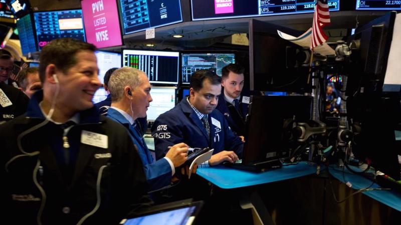 Các nhà giao dịch cổ phiếu trên sàn NYSE ở New York, Mỹ - Ảnh: Bloomberg/CNBC.