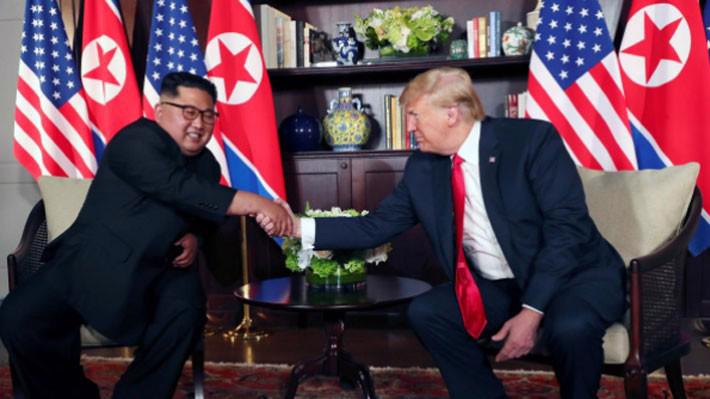 Nhà lãnh đạo Kim Jong Un và Tổng thống Mỹ Donald Trump bắt tay trước khi tiến hành cuộc gặp riêng - Ảnh: Reuters.