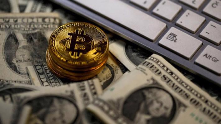 Giá Bitcoin đã giảm quá nửa từ đầu năm - Ảnh: Reuters.