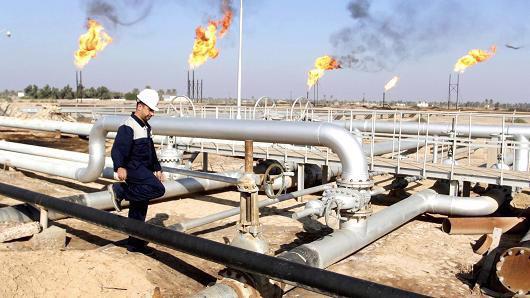 Một công nhân dầu khí làm việc trên mỏ dầu ở Basra, Iraq - Ảnh: Reuters/CNBC.