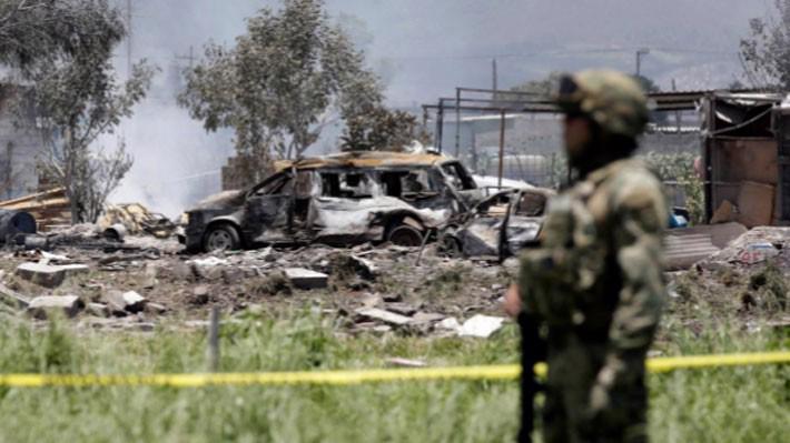 Một binh sỹ đứng gác gần hiện trường vụ nổ xưởng pháo hoa ở Mexico ngày 5/7 - Ảnh: Reuters.