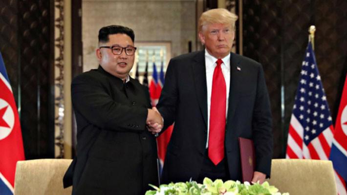 Nhà lãnh đạo Triều Tiên Kim Jong Un (trái) và Tổng thống Mỹ Donald Trump trong cuộc gặp ở Singapore tháng 6/2018 - Ảnh: Reuters.