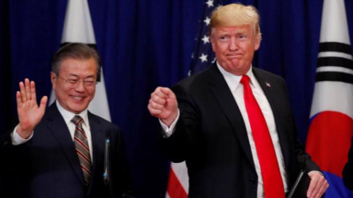 Tổng thống Hàn Quốc Moon Jae-in (trái) và Tổng thống Mỹ Donald Trump trong lễ ký FTA Mỹ-Hàn tại New York ngày 24/9 - Ảnh: Reuters.