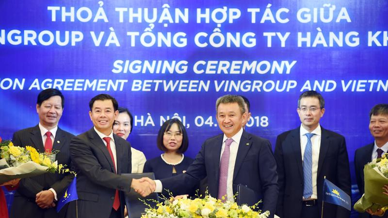 Ông Dương Trí Thành - Tổng giám đốc Vietnam Airlines và ông Nguyễn Việt Quang, Phó Chủ tịch kiêm Tổng giám đốc Tập đoàn Vingroup ký kết và trao đổi thỏa thuận hợp tác dưới sự chứng kiến của các đại diện lãnh đạo hai bên.