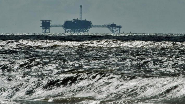 Một giàn khoan dầu trên Vịnh Mexico, tháng 10/2013 - Ảnh: Reuters.
