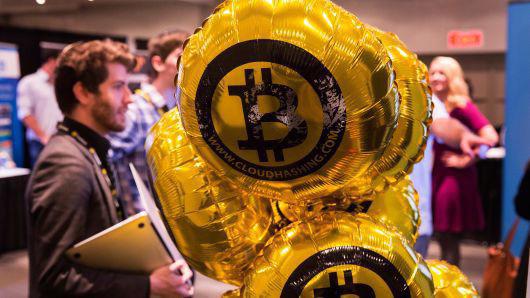 Dù hồi phục, giá Bitcoin đã giảm "kinh hoàng" trong năm nay - Ảnh: Reuters/CNBC.