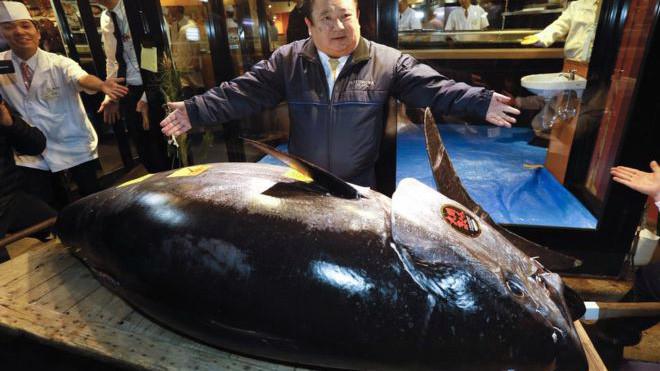 Ông Kiyoshi Kimura và con cá ngừ 278 kg mua được trong phiên đấu giá ngày 5/1 - Ảnh: EPA/BBC.