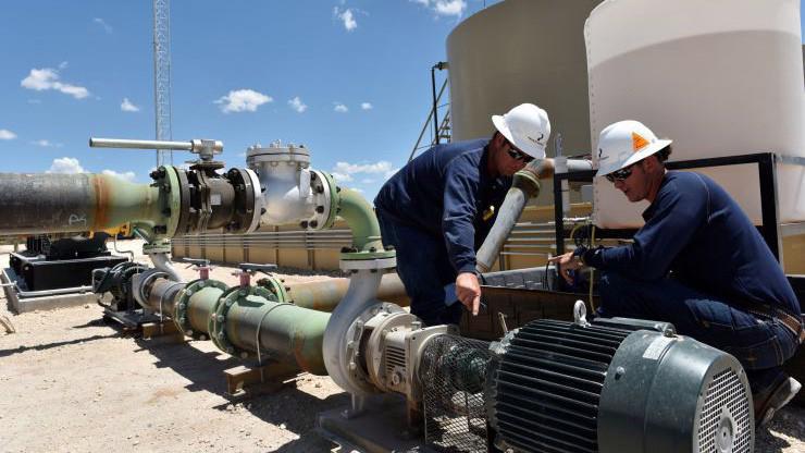 Công nhân làm việc trên một mỏ dầu ở vùng Permian, bang Texas, Mỹ - Ảnh: Reuters.