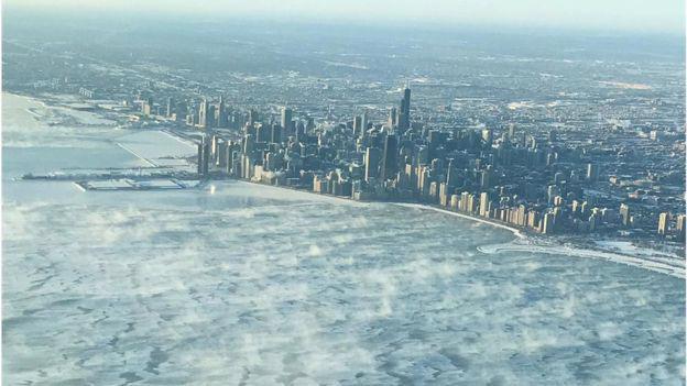 Thành phố Chicago chìm trong băng tuyết ngày 30/1 - Ảnh: UGC/BBC.