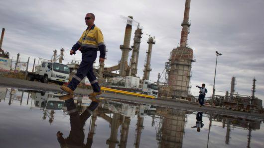 Bức tranh nguồn cung dầu toàn cầu được đánh giá là vẫn còn rất khó đoán định - Ảnh: Reuters.