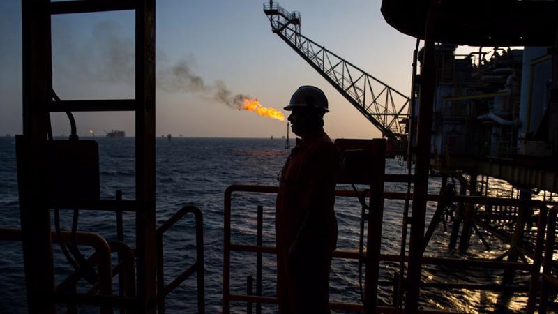Kế hoạch giảm sản lượng hiện nay của OPEC và Nga được đưa ra sau khi giá dầu giảm hơn 40% trong quý 4/2018 - Ảnh: Bloomberg.