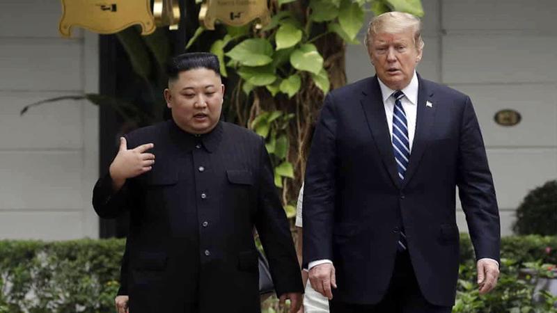 Chủ tịch Triều Tiên Kim Jong Un (trái) và Tổng thống Mỹ Donald Trump tại thượng đỉnh Hà Nội - Ảnh: AP.