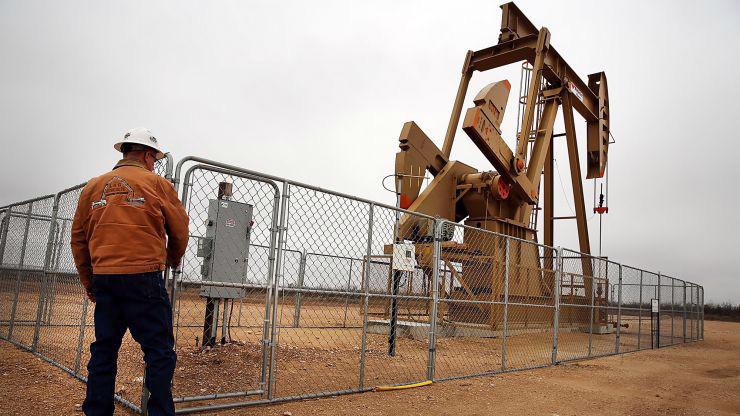 Một giếng dầu ở vùng Permian Basin thuộc bang Texas của Mỹ hồi năm 2015 - Ảnh: Reuters/CNBC.
