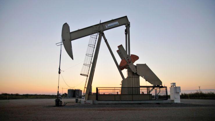 Thông tin về sản lượng dầu kỷ lục của Mỹ tiếp tục là một nguồn áp lực giảm giá đối với "vàng đen" - Ảnh: Reuters/CNBC.