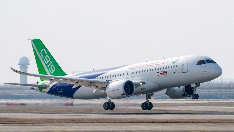 Một máy bay C919 do Trung Quốc sản xuất trong chuyến bay đầu tiên từ sân bay Phố Đông, Thượng Hải vào tháng 12/2018 - Ảnh: AP/Bloomberg.